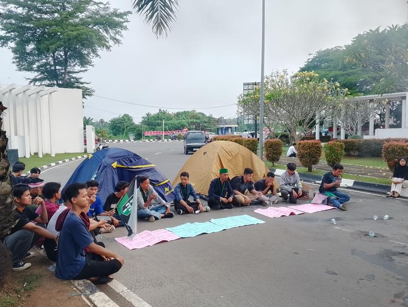 HMI Aksi Jilid 2 Sampai Pasang Tenda Soal Maraknya Korupsi Di Banten