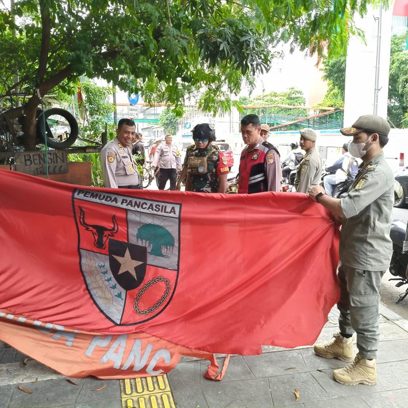 Tiga Pilar Tertibkan Atribut Ormas di Wilayah Pulogadung