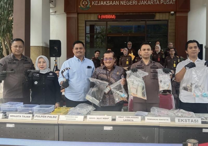 Kejaksaan Negeri Jakarta Pusat Musnahkan 696 Butir Ekstasi dan Barang Bukti Lainnya