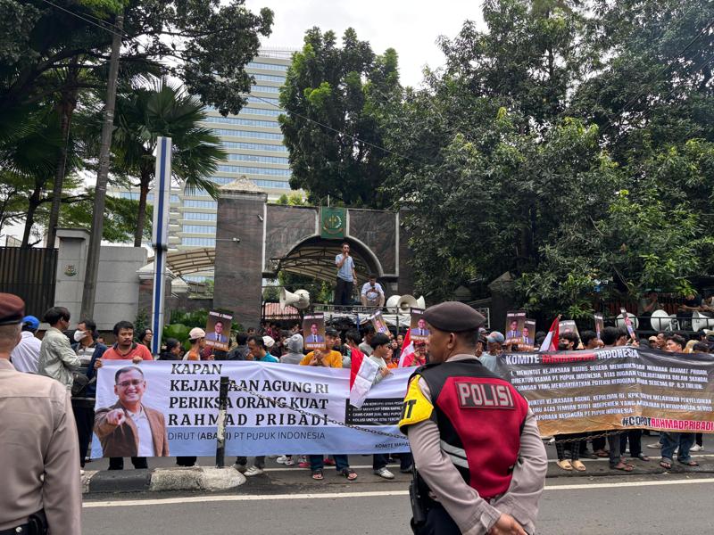 Skandal Pupuk Rp.8,3 Triliun : Mahasiswa Geruduk Kejaksaan Agung, Desak Penahanan Dirut PT Pupuk Indonesia