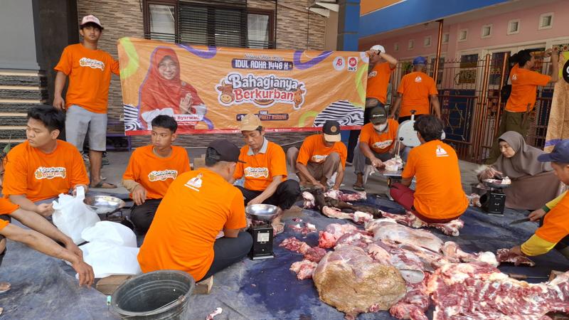 Memaknai Idul Adha, Anis Salurkan Hewan Qurban dan Ajak Warga Membangun Budaya Berbagi